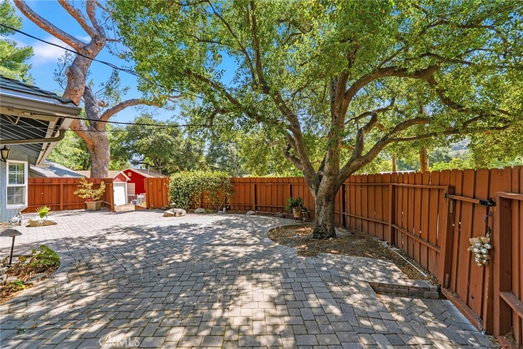 https://media.crmls.org/medias/d1cadfc2-7548-4682-893d-cd3fcb65746b.jpg?preset=X-Large