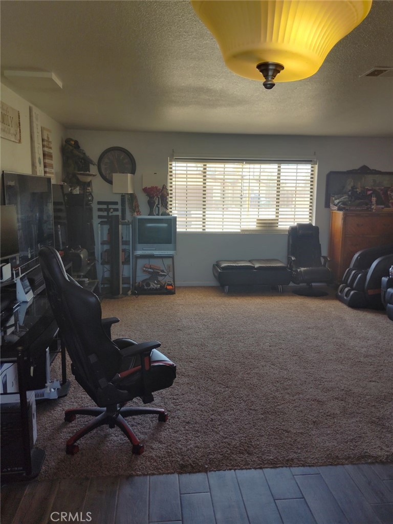 https://media.crmls.org/medias/d1cdbafe-69ab-465c-8388-f2aae7a6d45e.jpg?preset=X-Large