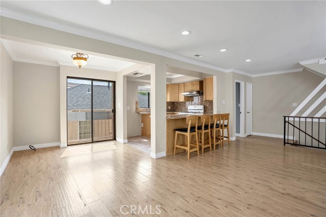 Detail Gallery Image 8 of 23 For 1005 Monterey Rd #5,  Glendale,  CA 91206 - 3 Beds | 3 Baths