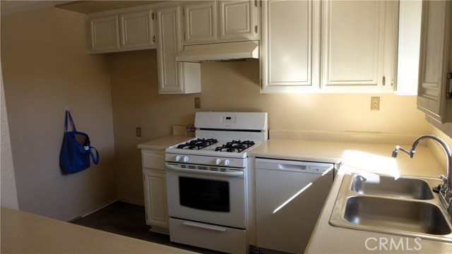 Detail Gallery Image 5 of 15 For 3629 148th Pl #C,  Hawthorne,  CA 90250 - 2 Beds | 2 Baths