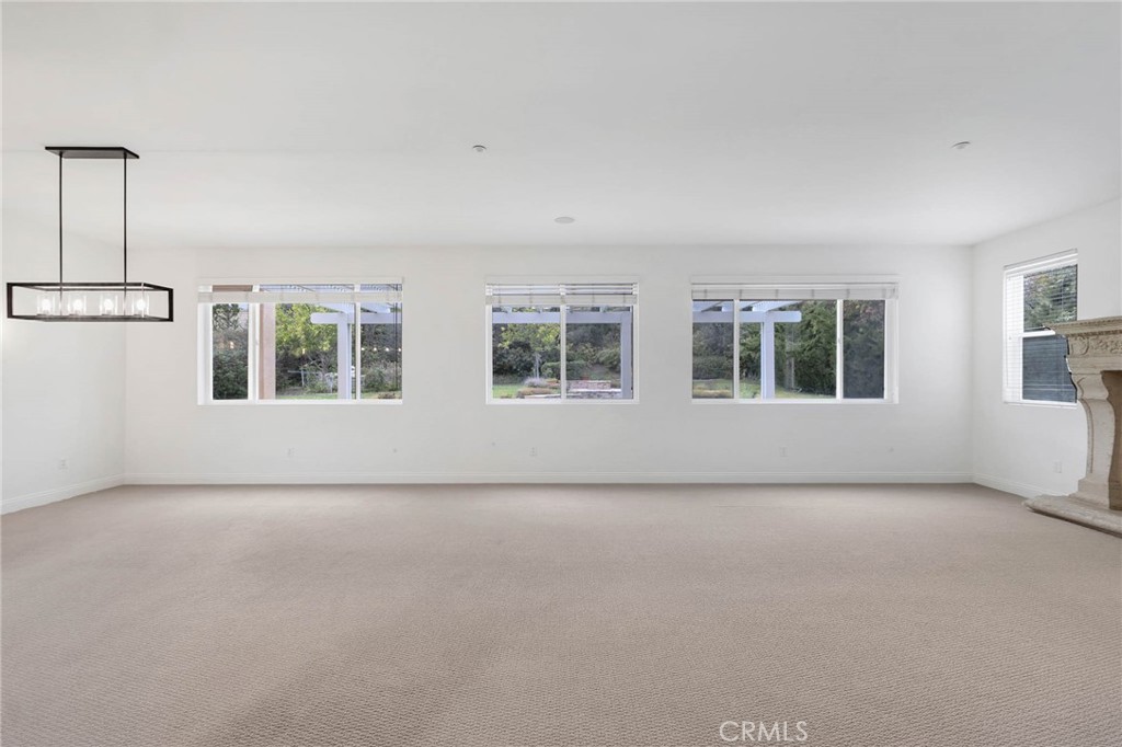 https://media.crmls.org/medias/d1d4a8c9-e107-4b07-9907-b49056ca31b7.jpg?preset=X-Large