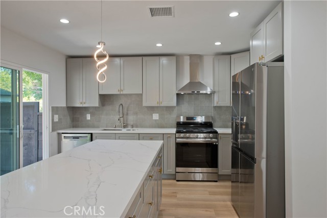 Detail Gallery Image 2 of 11 For 6644 Lemona Ave, Van Nuys,  CA 91405 - 3 Beds | 2 Baths