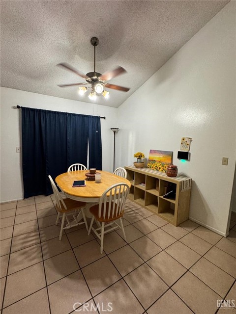 Detail Gallery Image 5 of 13 For 3705 Valley Springs, Bakersfield,  CA 93309 - 3 Beds | 2 Baths