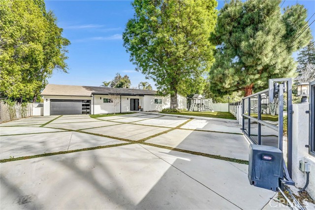 Detail Gallery Image 3 of 46 For 23245 Gonzales Dr, Woodland Hills,  CA 91367 - 5 Beds | 3 Baths