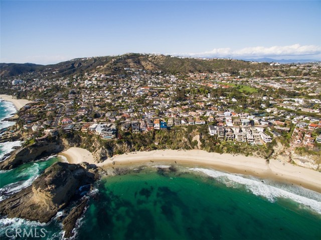 31 N Vista De Catalina, Laguna Beach CA: https://media.crmls.org/medias/d1dc7091-ae31-4f07-8a7f-c11feb83ee22.jpg
