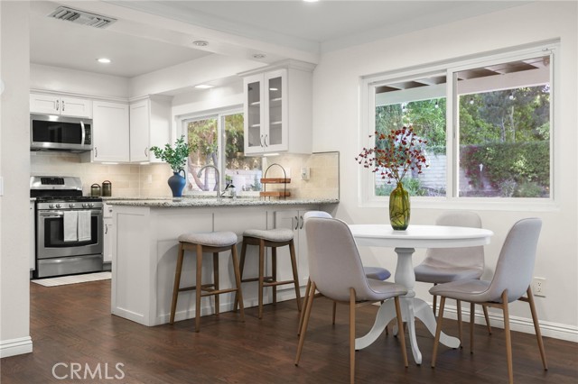 Detail Gallery Image 12 of 59 For 21419 Stanwell, Chatsworth,  CA 91311 - 5 Beds | 3 Baths