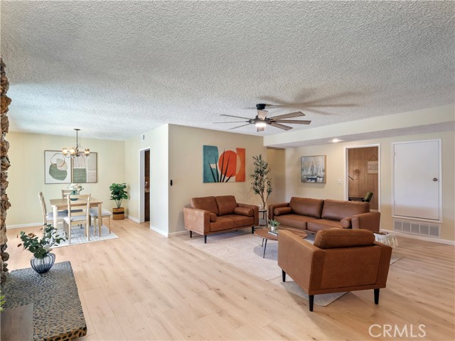 Detail Gallery Image 13 of 48 For 15354 Runnymede St, Van Nuys,  CA 91406 - 4 Beds | 2 Baths