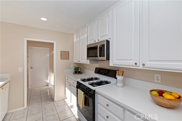 Detail Gallery Image 12 of 31 For 7990 Lakeside Dr, Jurupa Valley,  CA 92509 - 3 Beds | 2 Baths