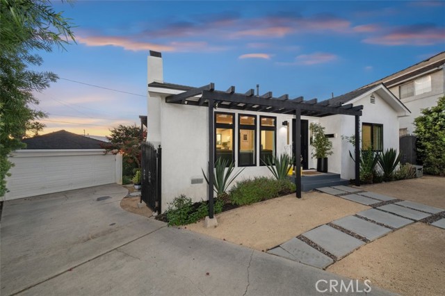 2329 Vineyard Avenue, Los Angeles CA: https://media.crmls.org/medias/d1e1bc5f-a821-4a8b-ac0e-c47820885bab.jpg