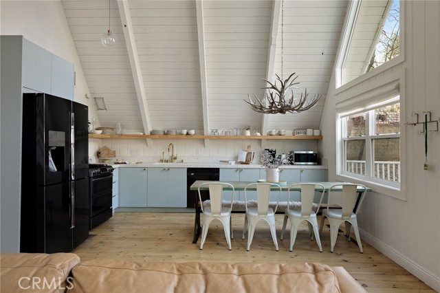 Detail Gallery Image 7 of 51 For 987 Tirol Ln, Lake Arrowhead,  CA 92352 - 3 Beds | 2 Baths