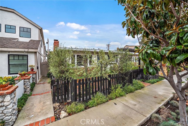 413 Dahlia Avenue, Corona del Mar CA: https://media.crmls.org/medias/d1e45550-5cd5-4ca9-9708-b9dbf05ab8d5.jpg