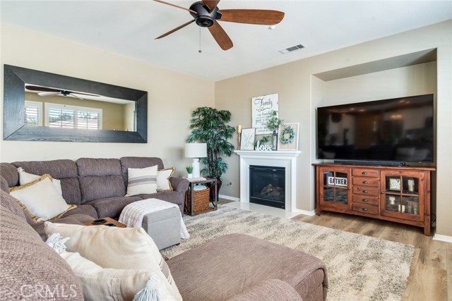 4765 Falconview Court, Fontana CA: https://media.crmls.org/medias/d1e9177e-aa76-4d0f-a197-c63c569dee13.jpg