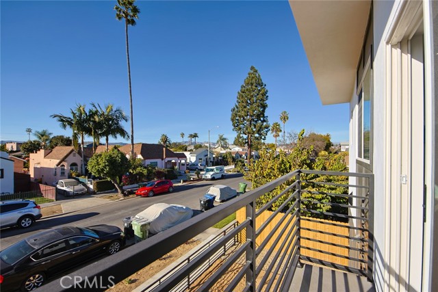 2402 S Cochran Avenue, Los Angeles CA: https://media.crmls.org/medias/d1e9d275-52de-43f6-bf76-c85b73ab879e.jpg