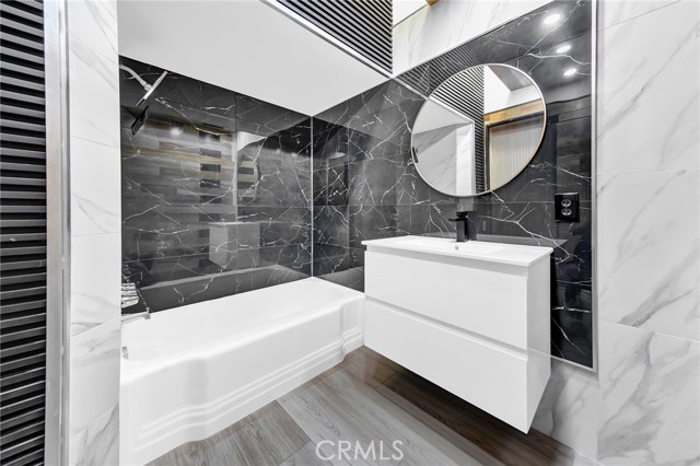 Detail Gallery Image 13 of 28 For 300 Holmwood Dr, Newport Beach,  CA 92663 - 3 Beds | 2 Baths