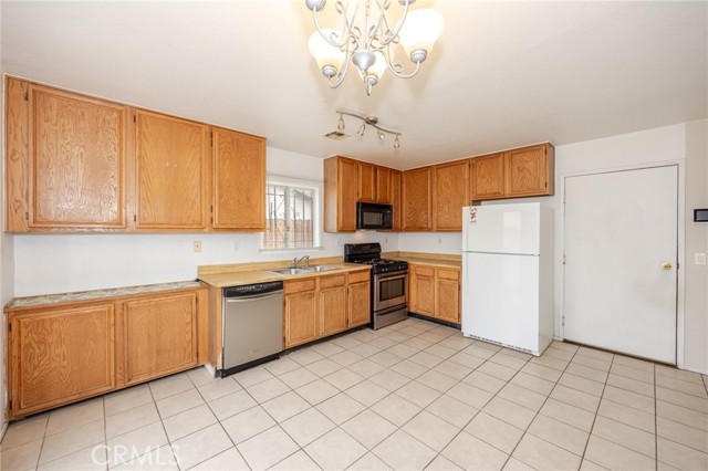 Detail Gallery Image 10 of 28 For 10415 Buckboard Cir, Adelanto,  CA 92301 - 3 Beds | 2 Baths