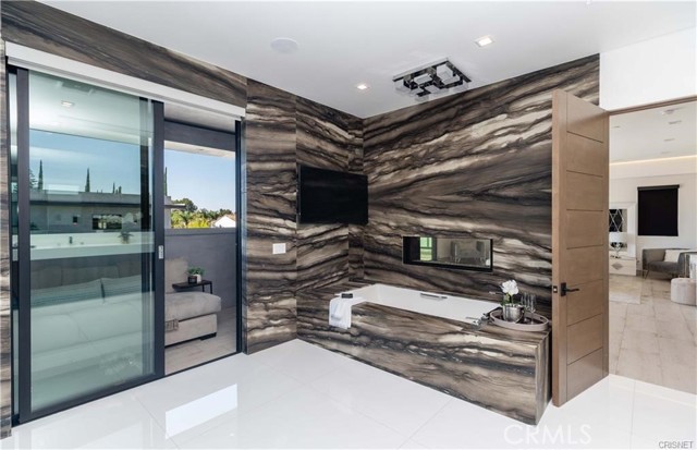 5239 Avenida Hacienda, Tarzana CA: https://media.crmls.org/medias/d1f1a95c-3abb-4aa3-804a-d13eb8873958.jpg