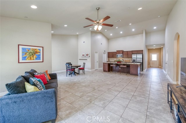 Detail Gallery Image 5 of 33 For 6808 W Lucas Dr, Fresno,  CA 93722 - 3 Beds | 2 Baths