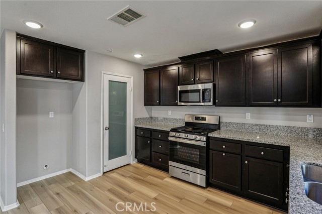 Detail Gallery Image 6 of 38 For 32976 Middlegate, Lake Elsinore,  CA 92530 - 3 Beds | 2/1 Baths