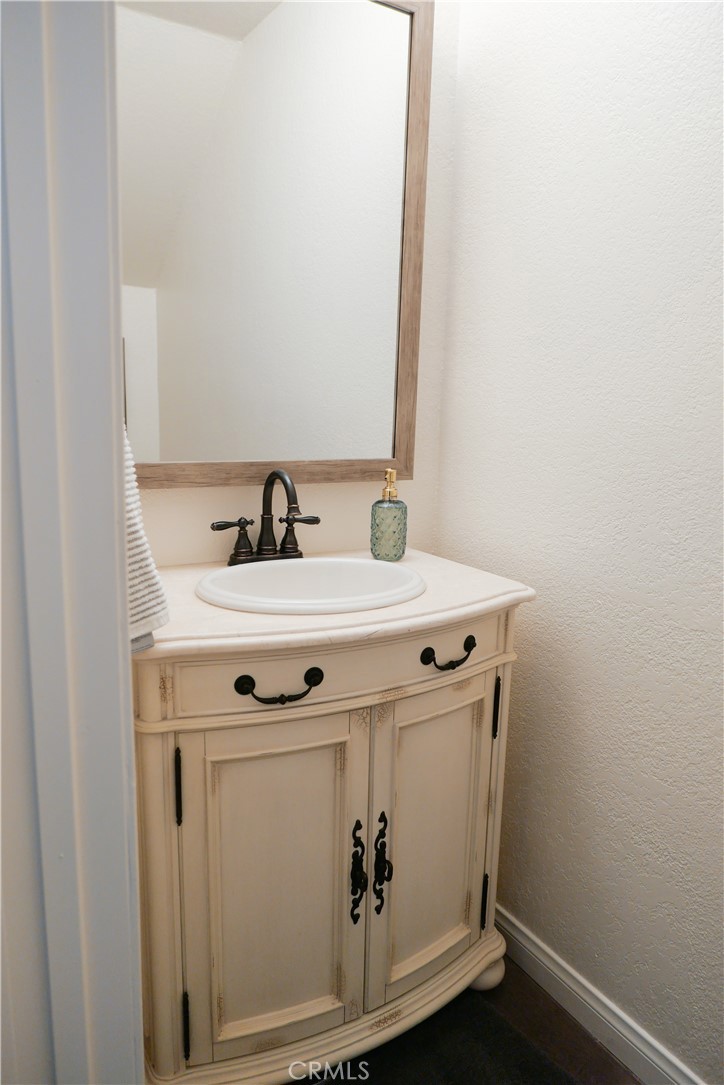 https://media.crmls.org/medias/d1f9d9cb-0acb-40c0-9ad7-9c90dc2bff69.jpg?preset=X-Large