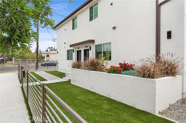 Detail Gallery Image 14 of 23 For 11918 Dehougne #2,  North Hollywood,  CA 91605 - 4 Beds | 3 Baths