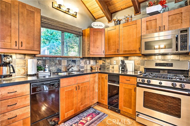 Detail Gallery Image 6 of 30 For 26637 Lake Forest Dr, Twin Peaks,  CA 92391 - 2 Beds | 2/1 Baths
