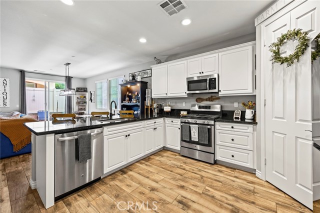 7800 Botany Street, Chino CA: https://media.crmls.org/medias/d200f8f7-5496-4758-99eb-1fd4ce3ebe5b.jpg