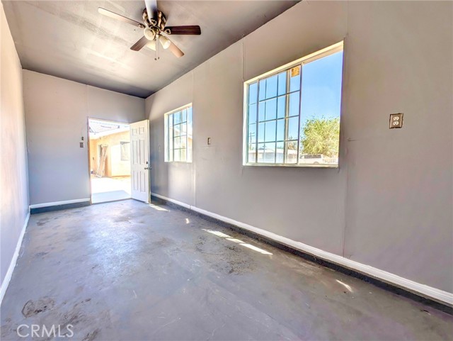 10784 Lincoln Avenue, Hesperia CA: https://media.crmls.org/medias/d2016128-e68f-4e8b-9733-0bb12f939dd3.jpg