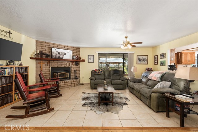 Detail Gallery Image 6 of 54 For 39500 Millwood #C,  Woodlake,  CA 93286 - 3 Beds | 2 Baths