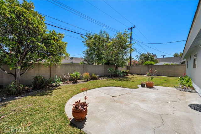 5852 Raphael Drive, Huntington Beach CA: https://media.crmls.org/medias/d20cd935-4cba-4740-a465-e6af60396515.jpg