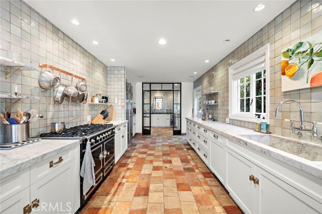 Detail Gallery Image 6 of 45 For 464 Holly, Laguna Beach,  CA 92651 - 4 Beds | 3/1 Baths