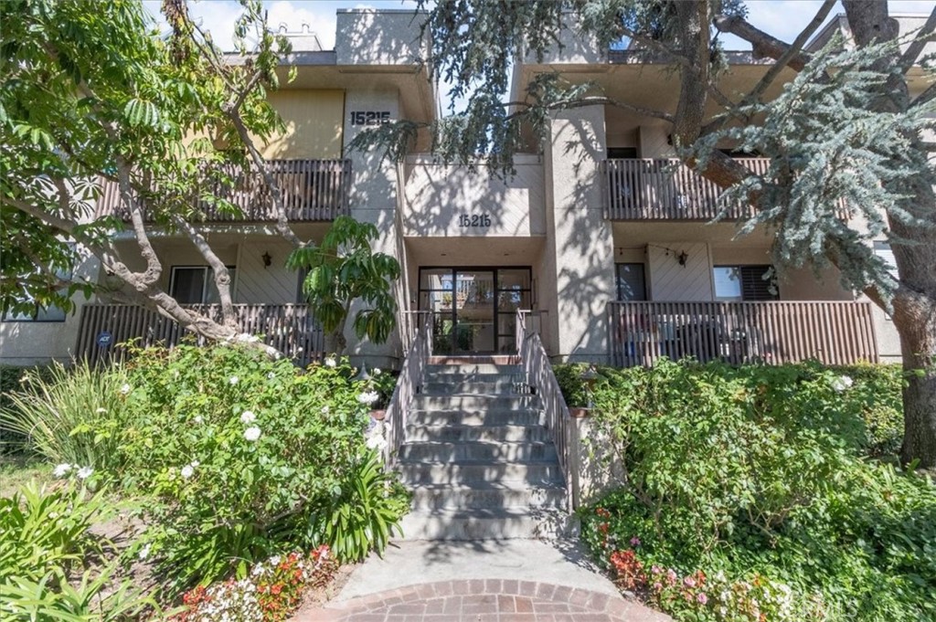 15215 Magnolia Boulevard 109, Sherman Oaks, CA 91403