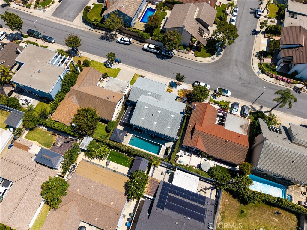 https://media.crmls.org/medias/d20fc235-45be-40f7-8e10-743f13c3bad5.jpg?preset=X-Large