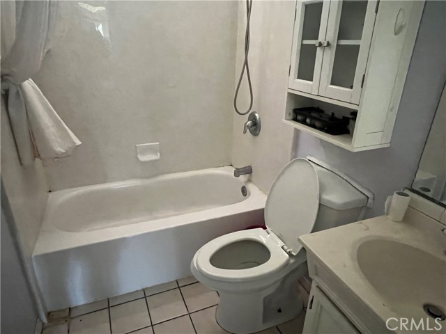 946 W Woodcrest Street, Bloomington CA: https://media.crmls.org/medias/d2103370-03bd-4351-91c3-e17433f1bdda.jpg