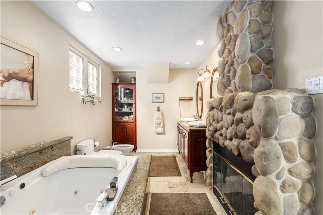 17927 Sun Hill Drive, Yorba Linda CA: https://media.crmls.org/medias/d212af39-b011-40a2-ac96-e48f17827735.jpg