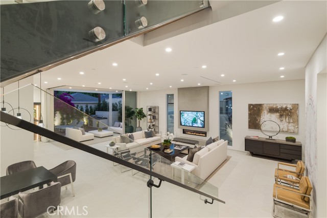 627 N Vista Street, Los Angeles CA: https://media.crmls.org/medias/d213a5e8-5e98-49a5-a0dc-b2cc77588a7f.jpg