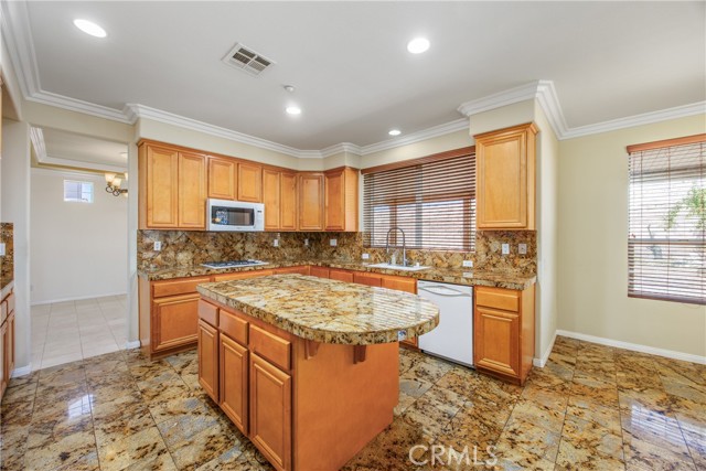 Detail Gallery Image 15 of 58 For 6644 Summertrail Pl, Highland,  CA 92346 - 5 Beds | 3/1 Baths