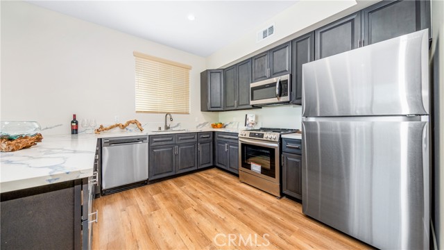 Detail Gallery Image 5 of 26 For 17154 Chatsworth St #4,  Granada Hills,  CA 91344 - 3 Beds | 2/1 Baths