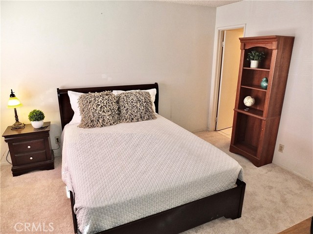 Primary w/ en-suite bath and walk-in closet