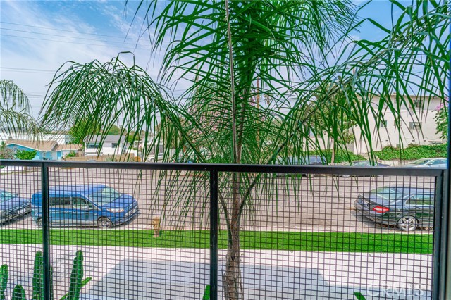 2828 London Street, Los Angeles CA: https://media.crmls.org/medias/d219fbf0-44b5-40bd-9db3-1c65a1841d0e.jpg