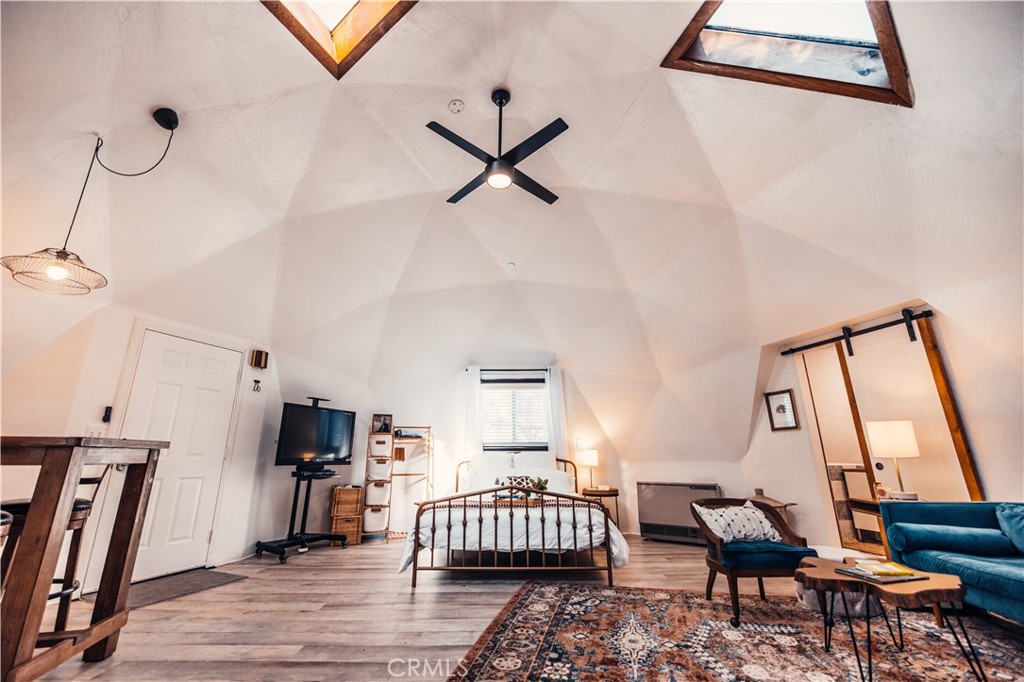 https://media.crmls.org/medias/d21e7e76-6b55-48f1-8cae-b87710e06c33.jpg?preset=X-Large