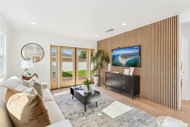 3945 S Norton Avenue, Los Angeles CA: https://media.crmls.org/medias/d21e85c0-8b4b-47b6-bbb7-a58b5a90290b.jpg