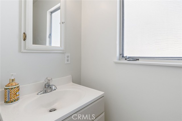 Detail Gallery Image 14 of 49 For 305 Robin Hood Ln, Costa Mesa,  CA 92627 - 5 Beds | 2/2 Baths