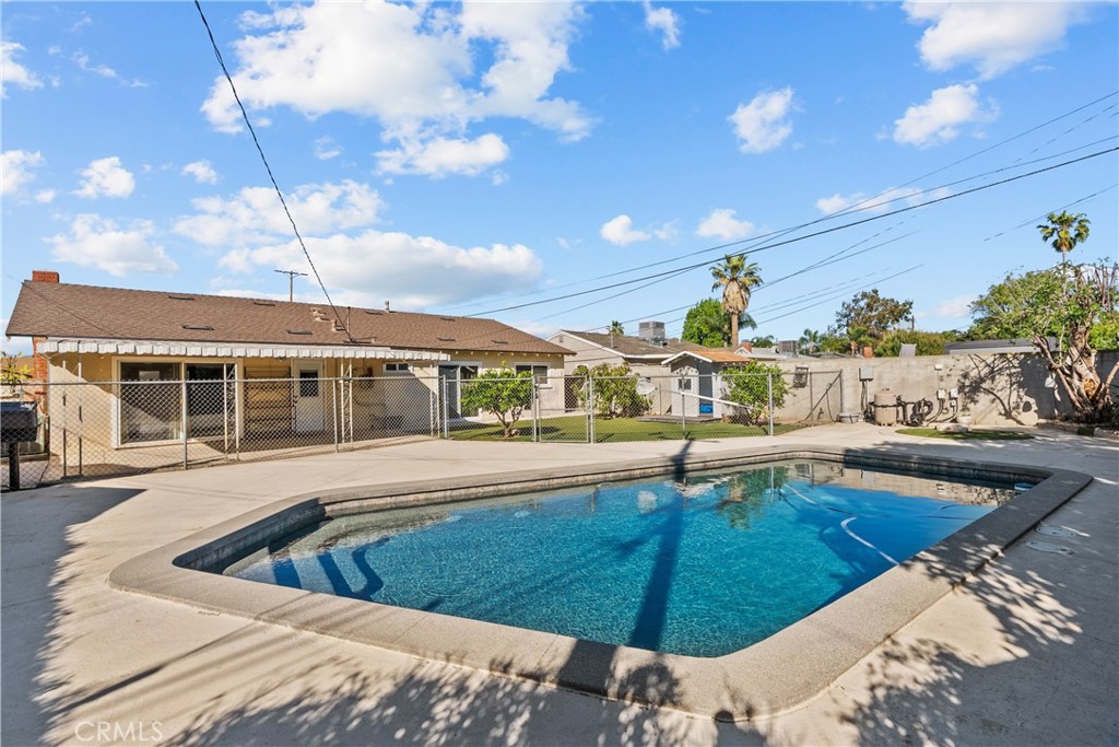 https://media.crmls.org/medias/d21f1e54-9541-4d61-8362-8051bb852936.jpg?preset=X-Large