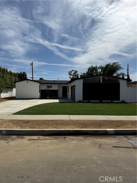 Detail Gallery Image 2 of 40 For 6902 Lasaine Ave, Lake Balboa,  CA 91406 - 3 Beds | 2 Baths