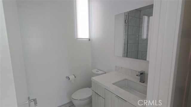 Detail Gallery Image 5 of 11 For 319 S Serrano #1/2,  Los Angeles,  CA 90020 - 3 Beds | 3 Baths