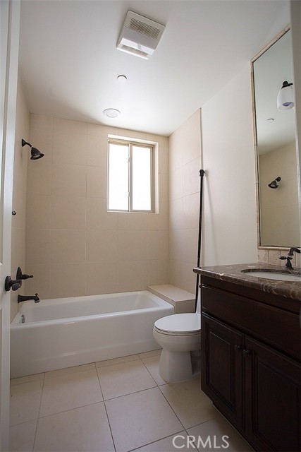 Detail Gallery Image 13 of 17 For 2621 Carnegie Ln #C,  Redondo Beach,  CA 90278 - 3 Beds | 2/1 Baths