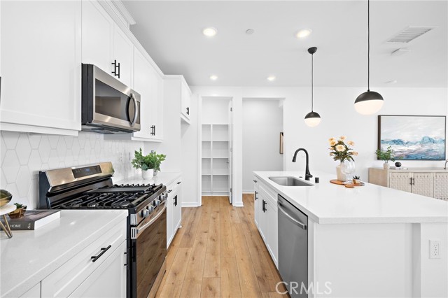 944 N Divino Privado, Ontario CA: https://media.crmls.org/medias/d223bb6d-315c-4ff5-a545-f447e6af26c9.jpg