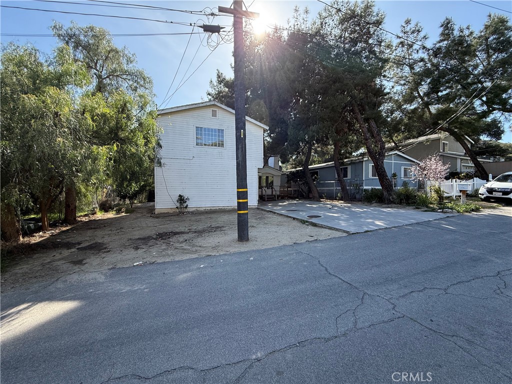 https://media.crmls.org/medias/d2295b7b-3ec1-4541-89d3-4348ca86ecb6.jpg?preset=X-Large