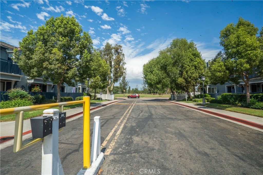 https://media.crmls.org/medias/d22a6536-d595-47b1-bc6b-b513f1300835.jpg?preset=X-Large