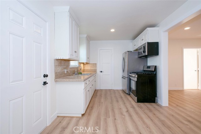 Detail Gallery Image 10 of 30 For 7912 Vineland Ave, Sun Valley,  CA 91352 - 3 Beds | 2 Baths